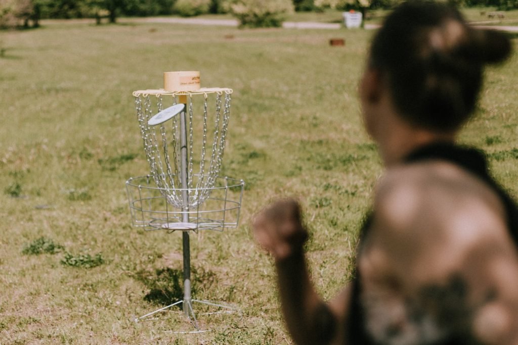 player watching disc go in basket