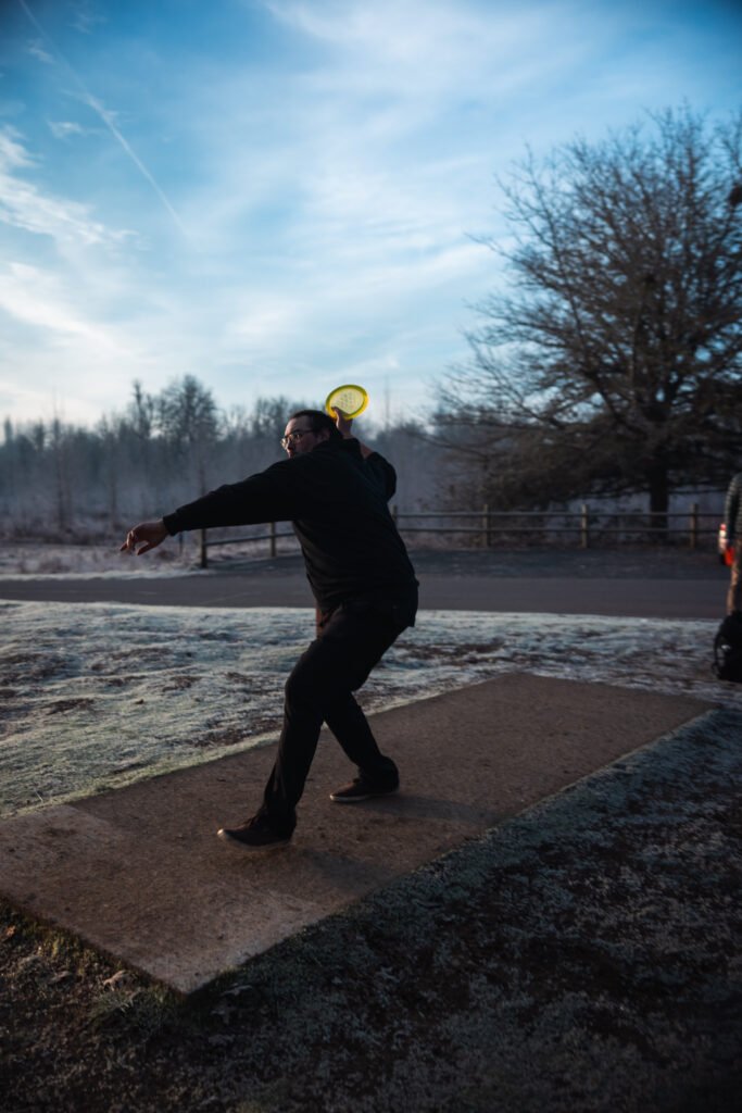 Tyee Rilatos throwing a disc golf forehand