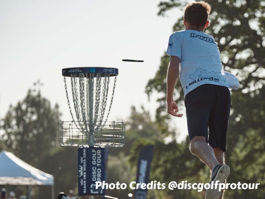 Calvin Heimburg putting 
Photo Credits @discgolfprotour